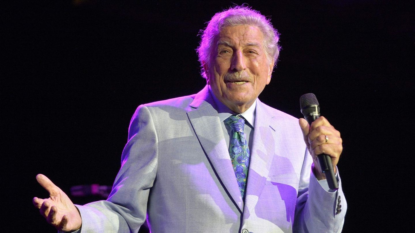 Tony Bennett Music Artist Profile